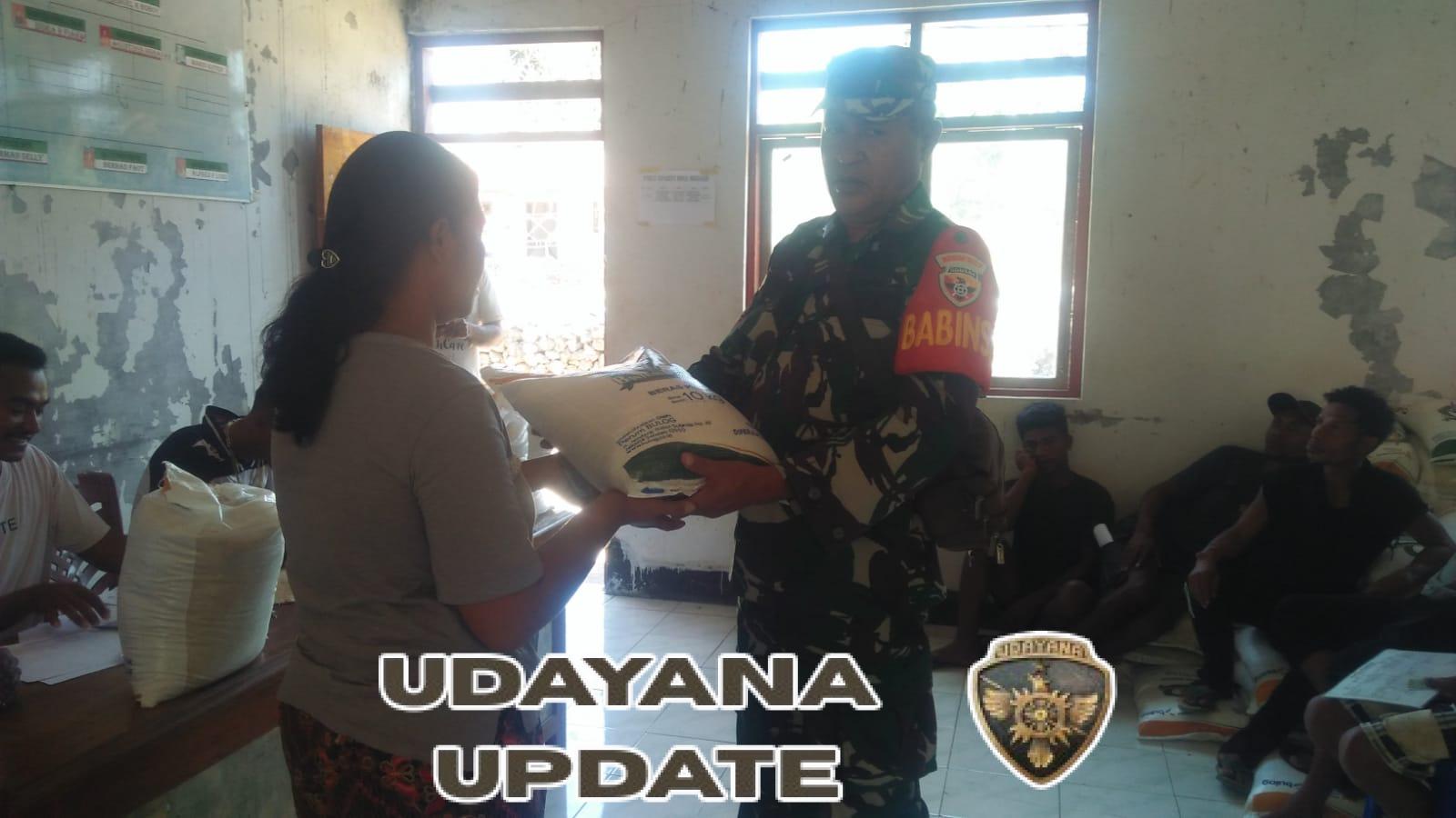 Sinergi Dengan Aparat Desa Babinsa Ikut Bagikan Bantuan Beras Kepada Warga Bunaan