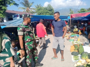 Babinsa Kodim 1602/Ende Hadir di Pasar Maurole, Tegaskan Pentingnya Kamtibmas dan Kebersihan