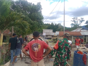 Pererat Kemanunggalan TNI-Rakyat, Babinsa Maurole Laksanakan Karya Bhakti di Desa Nggesa