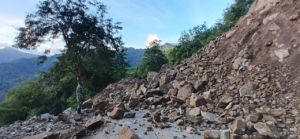 Babinsa Serda Anton Wae Koordinasi Bersihkan Material Longsor di Desa Bokosape Timur