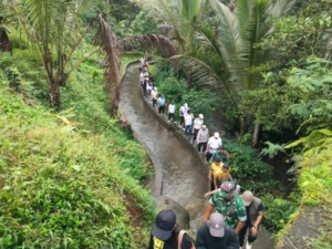 Sinergi Koramil 1623-03/Rendang bersama instansi terkait laksanakan kegiatan tabur benih ikan.