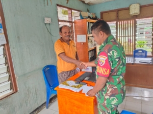 Babinsa Serka Piter Kase Aktif Jalin Komsos dan Monitoring Wilayah di Kecamatan Ende