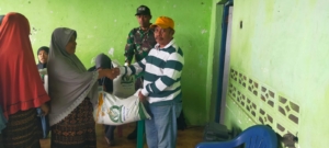 TNI Hadir di Tengah Masyarakat Saat Pembagian Bantuan Beras di Kabupaten Ende