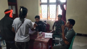 Babinsa Koramil 01/Laratama Sambangi Kantor Desa, Pererat Komsos dengan Perangkat Desa