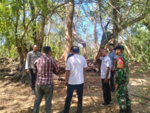Babinsa dan Bhabinkamtibmas Airnona Cek Titik Rawan Banjir