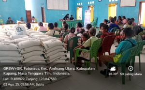 Babinsa Bersama Warga Fatunaus Salurkan Bantuan Rawan Pangan