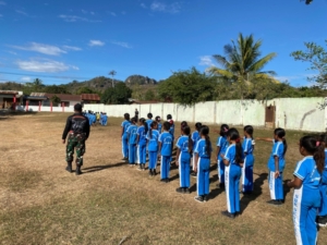 Kerjasama Satgas Yonif 741/GN dan SDK Sesekoe, Siswa Dapat Pelatihan PBB Persiapan Lomba Gerak Jalan 17an