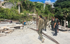 2 Villa dan Warung Dibongkar Babinsa Pastikan Pengamanan Berjalan Lancar