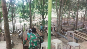 Semangat Persatuan, Babinsa dan Generasi Muda Katolik Bersihkan Rumah Ibadah