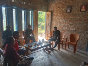 Jelang 17 Agustus, Babinsa Dorong Warga Hiasi Rumah dengan Bendera