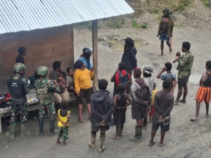 Tanggap dan Peduli, Satgas Yonif 743/PSY Bantu Anak Papua yang Terluka
