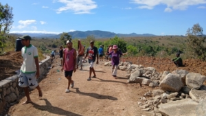 TNI dan Masyarakat Bahu Membahu Kebut Pengerjaan Sasaran Fisik Pembangunan Jalanq