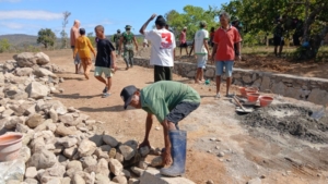 TNI dan Masyarakat Bahu Membahu Kebut Pengerjaan Sasaran Fisik Pembangunan Jalan