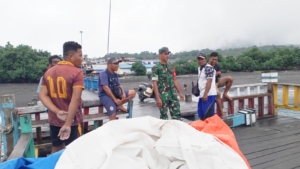 Dekat dengan Rakyat, Babinsa 1602/Ende Lakukan Komsos dan Pengamanan di Pelabuhan
