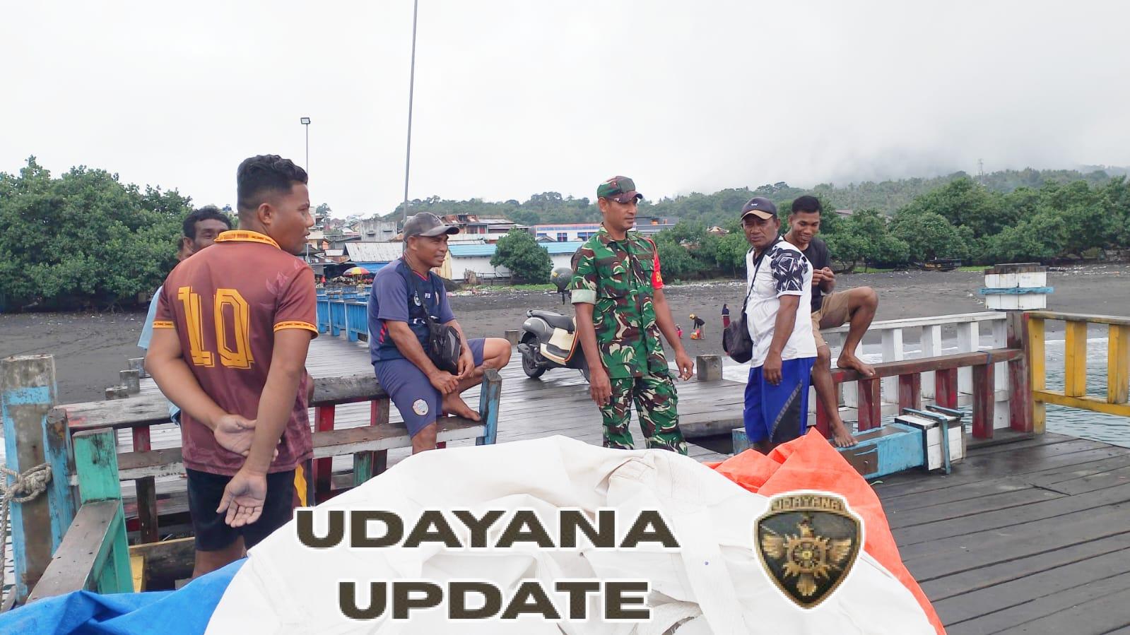 Dekat dengan Rakyat, Babinsa 1602/Ende Lakukan Komsos dan Pengamanan di Pelabuhan