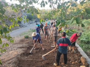 Jawab Kebutuhan Warga, Babinsa Desa Patemon Gerakkan Kerja Bakti di Jalan Prajapati