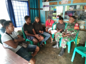 Komsos dan Pamwil Babinsa Detusoko Berjalan Lancar di Wilayah Desa Kuru