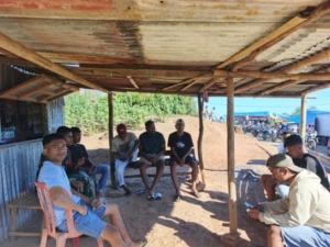 Babinsa Koramil Maurole Aktif Jaga Kamtibmas di Desa Kebesani