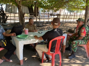 Babinsa Koramil 1602-04/Maurole Monitoring Wilayah dan Dengarkan Keluhan Warga