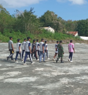 Sambut Hari Kemerdekaan, Babinsa Kabola Siapkan Pasukan Pengibar Bendera Terbaik