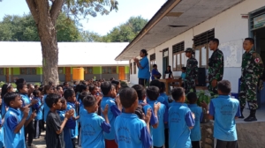 Peduli Pendidkan, Satgas Pos Haslot Ajarkan Baris Berbaris di SDI Lelabun