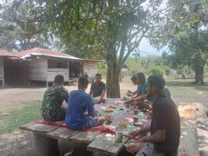 Babinsa Koramil 06/Karera Jalin Komsos dengan Warga Desa Nggongi