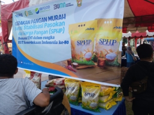 ‎Bazar Murah dan Terjangkau Digelar Berkat Kolaborasi TNI–Bulog Sumbawa