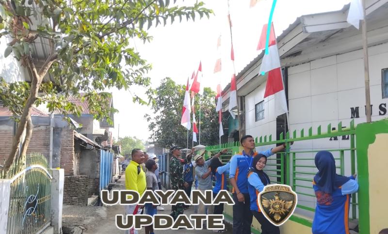 Babinsa Talabiu Dampingi Mahasiswa dan Warga Bersihkan Parit Musholla