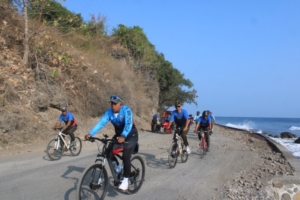 Kodim 1608/Bima Meriahkan Penutupan Festival Sangiang Api 2025 di Pantai Sangiang