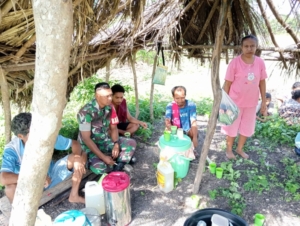 Pererat Kebersamaan, Kopda Robi Naisau Laksanakan Komsos di Desa Fatoin
