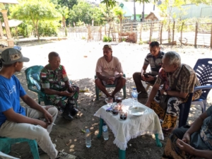 Babinsa Koramil 1618-03/Insut Sertu Albino Leki Lakukan Monitoring dan Komsos di Desa Humusu Wini