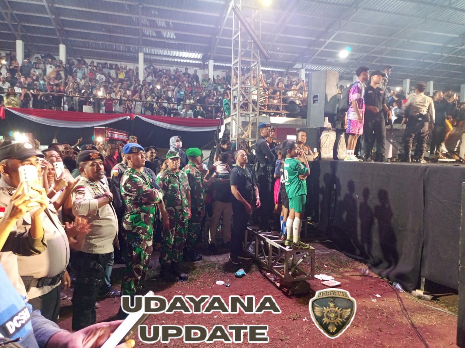 TNI Bantu Amankan Lalu Lintas dan Ketertiban Konser Juan Reza di Ende