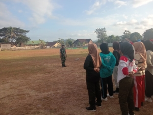 Babinsa Koramil 1614-03 Hu’u Latih Calon Paskibraka di Rasabou