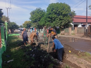 Babinsa Koramil 1614-04/Kilo Ajak Warga Dusun Kambu Gotong Royong Sambut HUT RI ke-80