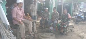 Babinsa Serakapi Imbau Warga Bersihkan Lingkungan Sambut HUT RI ke-80