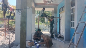 Babinsa Bersama Jemaat Gotong Royong Renovasi Teras Geras