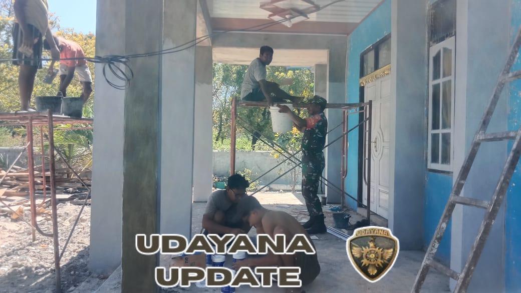 Babinsa Bersama Jemaat Gotong Royong Renovasi Teras Geras