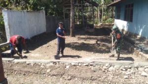 Babinsa Koramil Naikliu Aktif Dukung Pembangunan Infrastruktur Desa