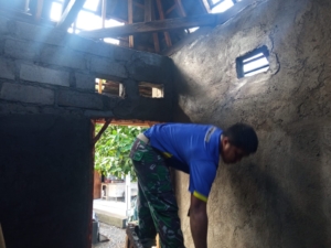 Gotong Royong Satgas TMMD dan Masyarakat Wujudkan Rumah Layak Huni