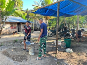 Gotong Royong TNI dan Warga Alor Selatan Wujudkan Rumah Layak Huni