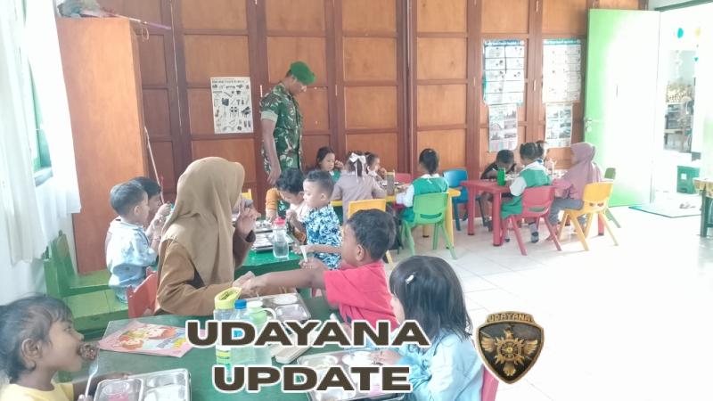 Babinsa Ende Turun Langsung Pastikan Kegiatan Makan Bergizi Gratis Berjalan Lancar