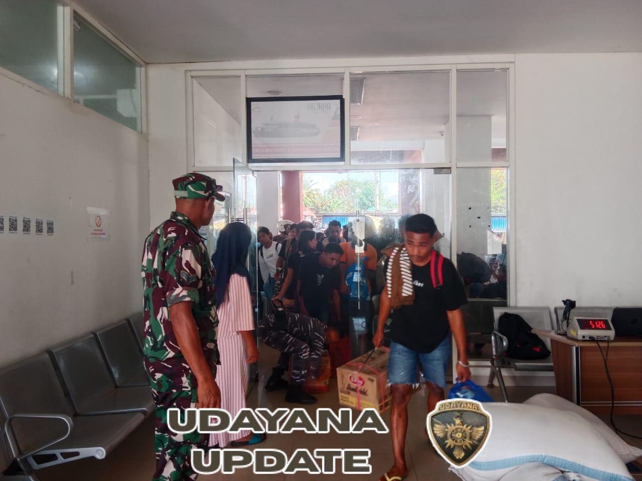 Babinsa Serda Jakaria Ahmad Pastikan Keamanan Wilayah Pelabuhan IPPI Saat Kedatangan KM WILIS