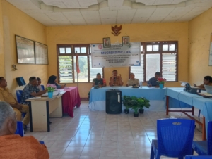 Babinsa Sertu Donatus Kiri Wakili Danramil Hadiri Musdes Desa Ranokolo untuk Tahun 2026