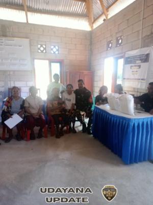 Babinsa Dampingi Penyaluran Bantuan Pangan 2025 di Desa Oelasin