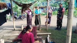 Babinsa Endukung Tradisi Tenun Ikat dalam Kegiatan Komsos dan Pengamanan Wilayah