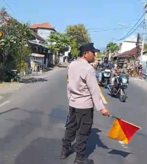 Babinsa Serka Sukarjo Turun Langsung Amankan Kegiatan Adat di Desa Temukus