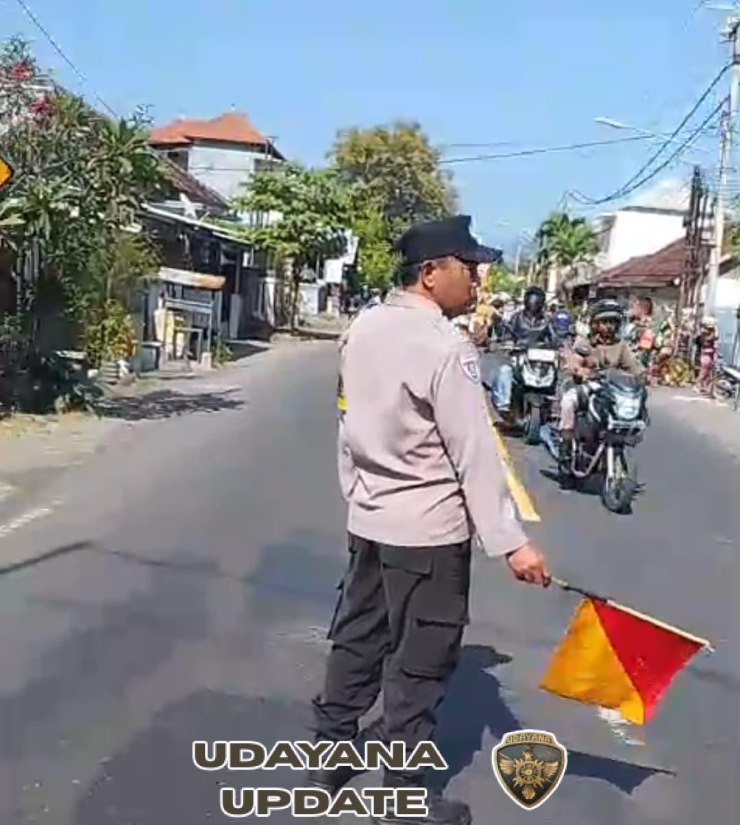 Babinsa Serka Sukarjo Turun Langsung Amankan Kegiatan Adat di Desa Temukus