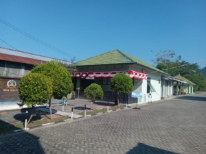 Kodim 1628/Sumbawa Barat Meriahkan Bulan Kemerdekaan dengan Pemasangan Umbul-Umbul