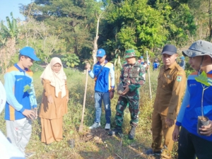 Sambut HUT RI ke-80, Koramil Rasanae Tanam Pohon di Sumber Mata Air Telaga