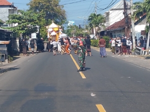 Babinsa Temukus Serka Sukarjo Kawal Jalannya Kremasi dengan Tertib dan Aman
